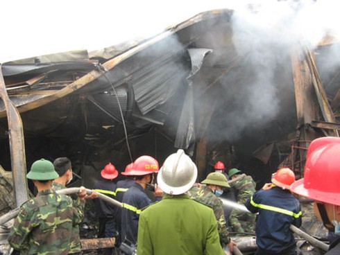 Cháy lớn ở Hà Đông: Phá tường tiếp cận, cứu hàng, chữa cháy - ảnh 4