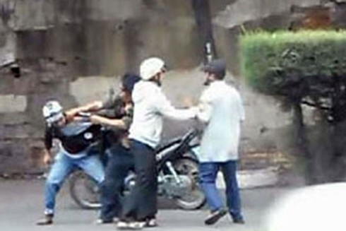 Trò chặn đường đánh thầy: Thầy gần gũi quá, trò sẽ quá trớn - ảnh 1