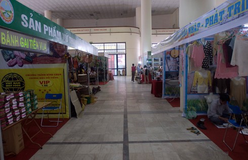 Hội chợ giữa trung tâm Hà Nội vắng khách hơn chợ quê - ảnh 1