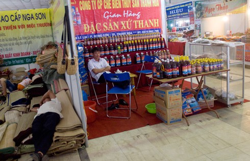 Hội chợ giữa trung tâm Hà Nội vắng khách hơn chợ quê - ảnh 5