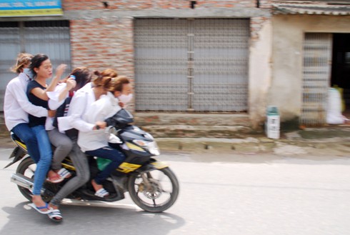 Muôn kiểu giao thông VN: Xe công nông chở lợn, lợn