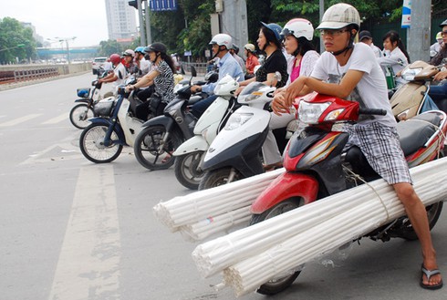 Muôn kiểu giao thông VN: Xe công nông chở lợn, lợn