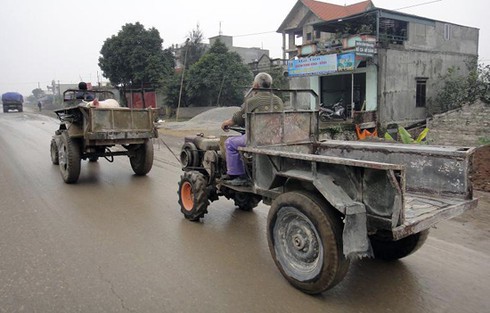 Muôn kiểu giao thông VN: Xe công nông chở lợn, lợn