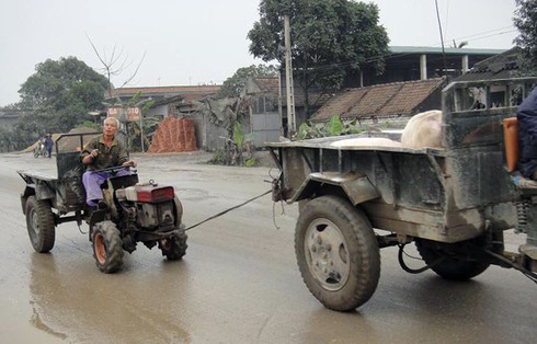 Muôn kiểu giao thông VN: Xe công nông chở lợn, lợn