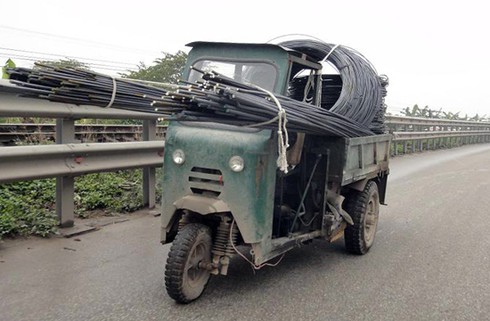 Muôn kiểu giao thông VN: Xe công nông chở lợn, lợn