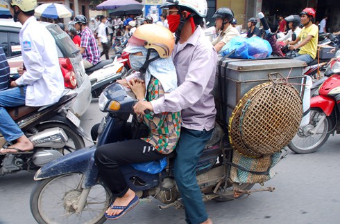 Muôn kiểu giao thông VN: Xe công nông chở lợn, lợn