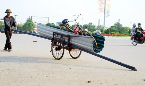 Muôn kiểu giao thông VN: Xe công nông chở lợn, lợn