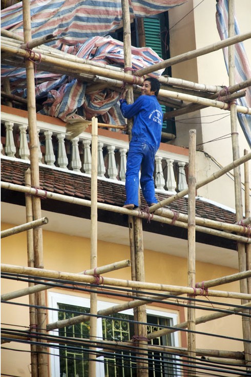 Làm xiếc trên giàn giáo xây dựng ĐH Mở Hà Nội - ảnh 2