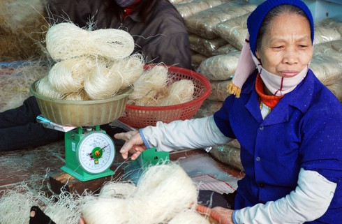Làng làm miến rộn ràng đón tết sớm - ảnh 10