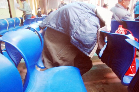 Xót lòng triển lãm người bệnh ăn chực nằm chờ ở bệnh viện - ảnh 8