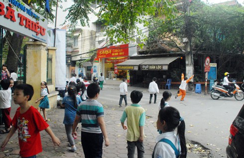 Cận cảnh tai nạn suýt xảy ra với HS Hà Nội - ảnh 2