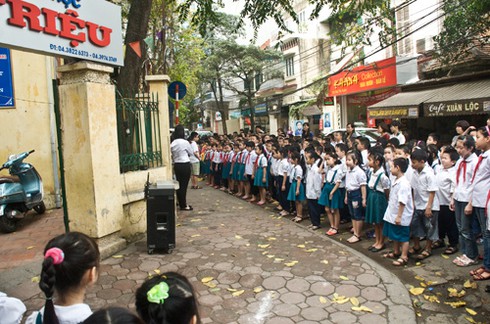 Cận cảnh tai nạn suýt xảy ra với HS Hà Nội - ảnh 13