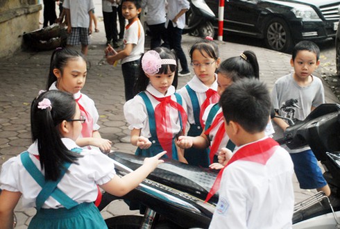 Chùm ảnh: HS chơi, chào cờ dưới lòng đường - ảnh 1