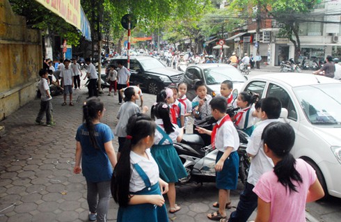 Cận cảnh tai nạn suýt xảy ra với HS Hà Nội - ảnh 3