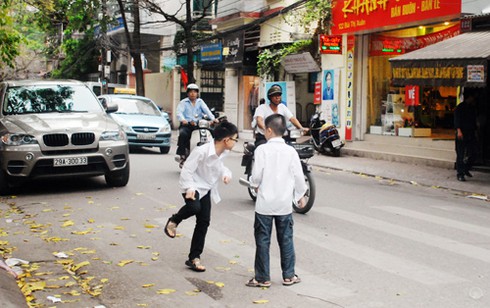 Cận cảnh tai nạn suýt xảy ra với HS Hà Nội - ảnh 4