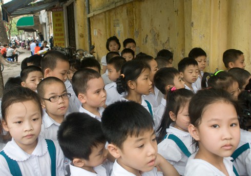 Chùm ảnh: HS chơi, chào cờ dưới lòng đường - ảnh 3