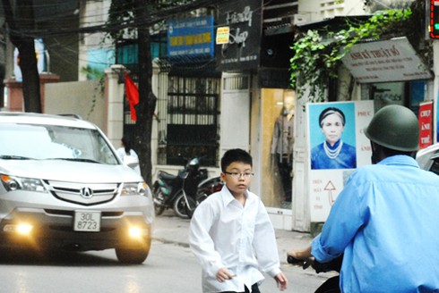 Cận cảnh tai nạn suýt xảy ra với HS Hà Nội - ảnh 5