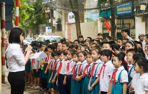 Chùm ảnh: HS chơi, chào cờ dưới lòng đường - ảnh 4