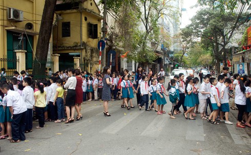 Chùm ảnh: HS chơi, chào cờ dưới lòng đường - ảnh 5