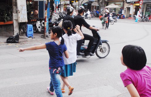 Cận cảnh tai nạn suýt xảy ra với HS Hà Nội - ảnh 8