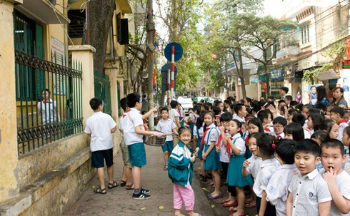 Cận cảnh tai nạn suýt xảy ra với HS Hà Nội - ảnh 10