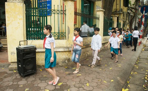 Chùm ảnh: HS chơi, chào cờ dưới lòng đường - ảnh 9