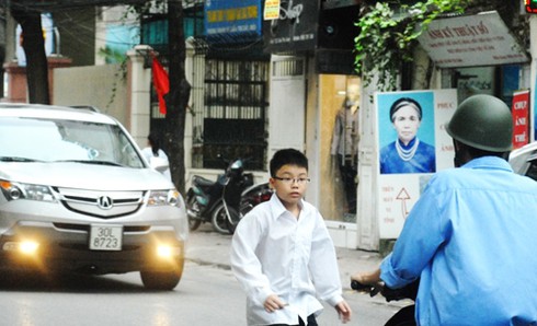 Cận cảnh tai nạn suýt xảy ra với HS Hà Nội - ảnh 1