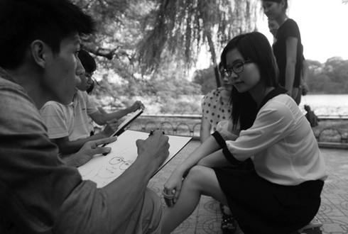 Những nghề mưu sinh di động trên vỉa hè Hà Nội - ảnh 10