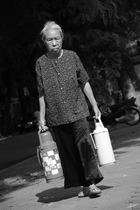 Những nghề mưu sinh di động trên vỉa hè Hà Nội - ảnh 12
