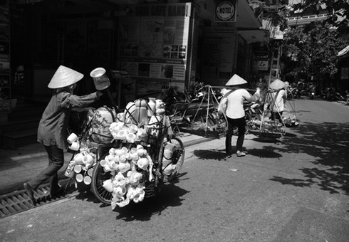 Những nghề mưu sinh di động trên vỉa hè Hà Nội - ảnh 13