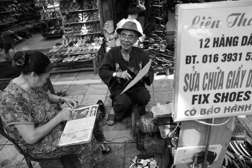 Những nghề mưu sinh di động trên vỉa hè Hà Nội - ảnh 2