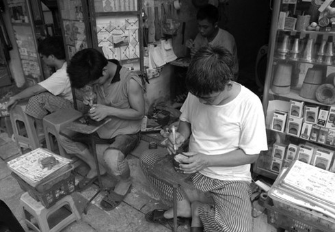Những nghề mưu sinh di động trên vỉa hè Hà Nội - ảnh 4