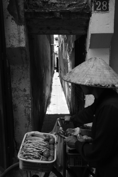 Những nghề mưu sinh di động trên vỉa hè Hà Nội - ảnh 6