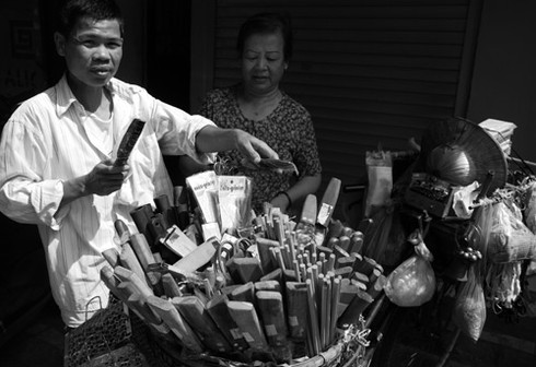 Những nghề mưu sinh di động trên vỉa hè Hà Nội - ảnh 7