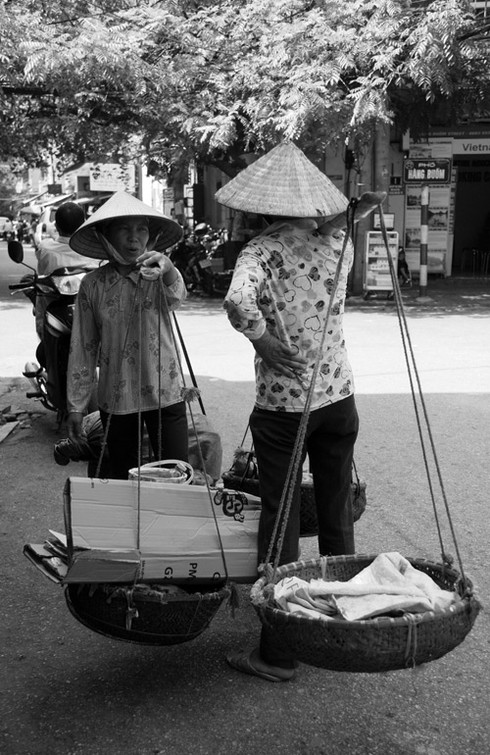 Những nghề mưu sinh di động trên vỉa hè Hà Nội - ảnh 8