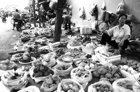 Những nghề mưu sinh di động trên vỉa hè Hà Nội - ảnh 9