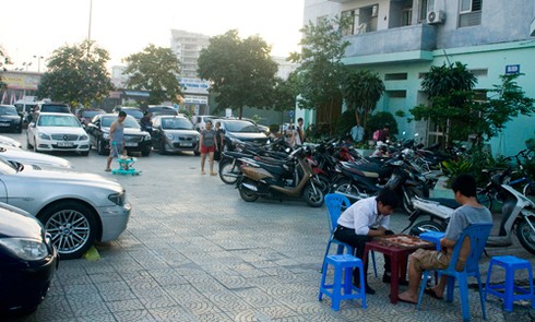 Thiếu sân chơi, trẻ em thủ đô chơi trước mũi