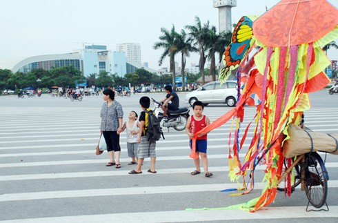 Thiếu sân chơi, trẻ em thủ đô chơi trước mũi