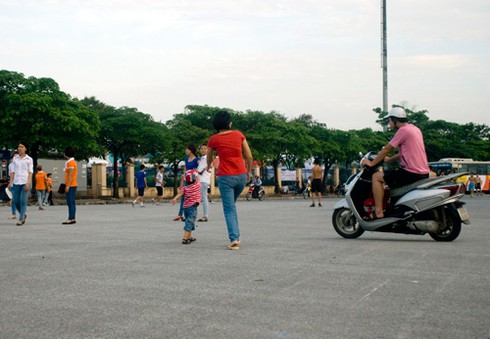 Thiếu sân chơi, trẻ em thủ đô chơi trước mũi