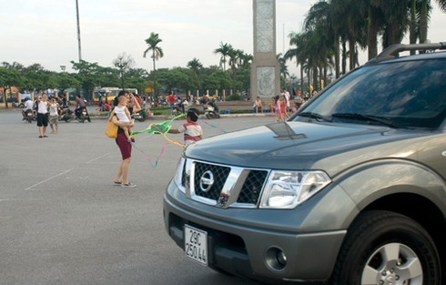 Thiếu sân chơi, trẻ em thủ đô chơi trước mũi