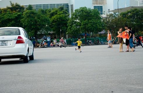 Thiếu sân chơi, trẻ em thủ đô chơi trước mũi