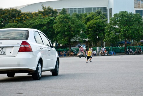 Thiếu sân chơi, trẻ em thủ đô chơi trước mũi