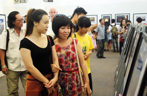 Nhà báo bán ảnh gây quỹ từ thiện - ảnh 7