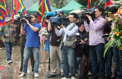 Chùm ảnh: Phóng viên xả thân tác nghiệp - ảnh 7