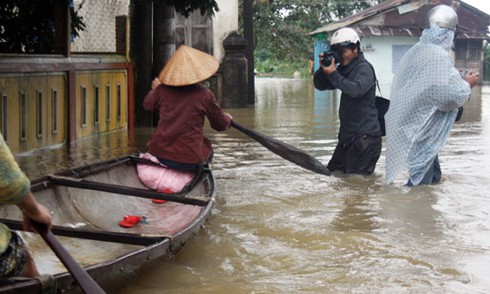 Chùm ảnh: Phóng viên xả thân tác nghiệp - ảnh 8