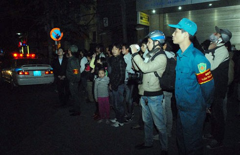 Chùm ảnh: Phóng viên xả thân tác nghiệp - ảnh 1