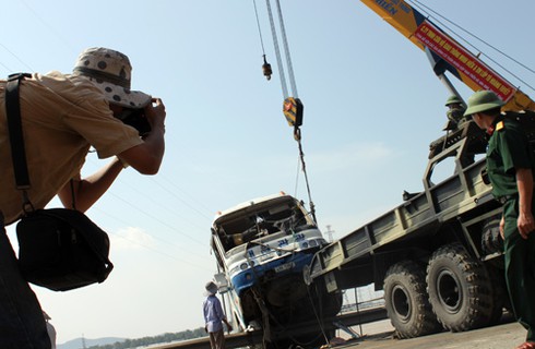 Chùm ảnh: Phóng viên xả thân tác nghiệp - ảnh 6