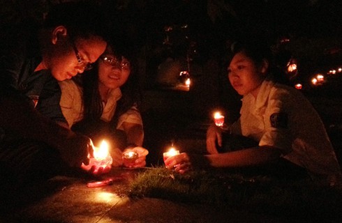 Xúc động Lễ thắp nến tri ân các anh hùng liệt sĩ - ảnh 11