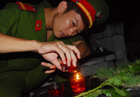 Xúc động Lễ thắp nến tri ân các anh hùng liệt sĩ - ảnh 9