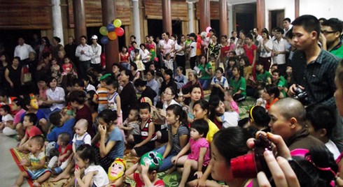 Trung thu đầu tiên của cô bé mắc bệnh hiểm nghèo bị bỏ rơi - ảnh 8